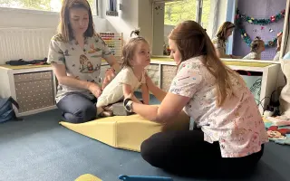 Pomôžme Emke urobiť krok vpred