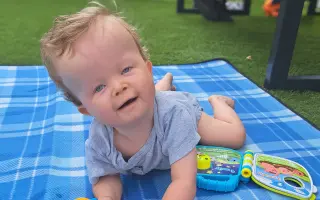 Pomôžme 4-ročnému Samkovi postaviť sa na vlastné nohy Pomôžme 4-ročnému Samkovi postaviť sa na vlastné nohy