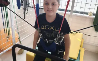 Pomôžme Miškovi so svalovou dystrofiou získať prístup k rehabilitáciám