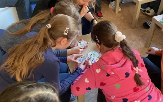 NENECHAJME ICH V TOM PLÁVAŤ! Darujte deťom ľahko dostupnú pomoc – klub NEKAPRI.