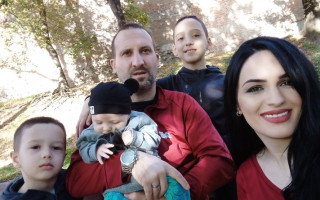 Rodina z Bosny prišla na Slovensko za lepším životom. Pomôžme im.