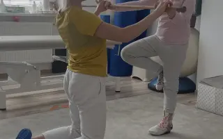 Každý krok sa počíta. Pomôžme Larisske získať novú ortézu.
