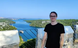Pomôžte Dávidovi zostať nohami pevne na zemi