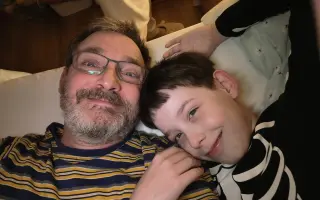 Peter prežíva každý deň v bolestiach. Pomôžme mu k lepšiemu životu.