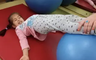 Pomôžme Miuške pokračovať v terapiách, ktoré jej menia život
