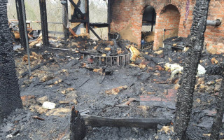 Lenke a Matúšovi zhorel dom. Pomôžme im postaviť sa opäť na nohy!