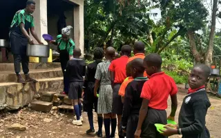 S prázdnym bruchom sa učí ťažko: Školská kuchyňa pre deti v Ugande