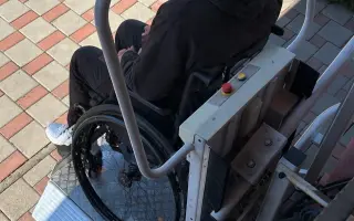 Podporme rodinu ktorá bojuje o prístup k bezbariérovému vstupu