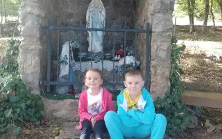 Pomôžme dvojičkám Klaudinke a Davidkovi zabezpečiť kvalitnejší život
