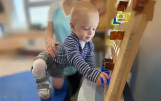 Jakubko bojuje s vrodenou deformitou nôžky. Pomôžme mu kráčať ďalej. Jakubko bojuje s vrodenou deformitou nôžky. Pomôžme mu kráčať ďalej.