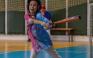 Podporte dievčatá na ceste za baseballovým snom