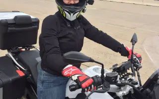 Pomôžme Katke uskutočniť symbolickú cestu cez Alpy na motorke