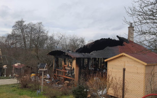 Lenke a Matúšovi zhorel dom. Pomôžme im postaviť sa opäť na nohy!