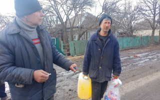 Balíčky pomoci do ukrajinských dedín blízko frontovej línie