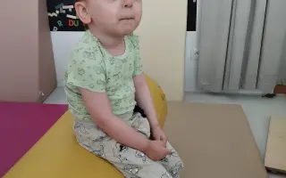 Pomôžme malému Tobiaskovi postaviť sa na nohy