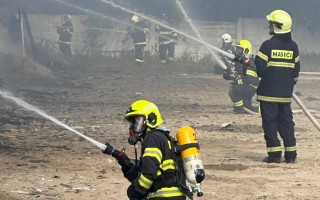 Požiar zničil slamu a maštaľ, doprajme nový začiatok pre kone v Šali.