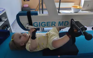 Pomôžme Julke stáť na vlastných nohách bez bolesti a obmedzení