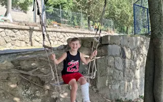 Pomôžme 7-ročnému Adriánkovi znovu vykročiť – čaká ho prvý školský deň