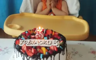 Pomôžme malému Tobiaskovi postaviť sa na nohy