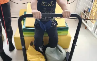 Pomôžme Miškovi so svalovou dystrofiou získať prístup k rehabilitáciám