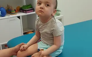 Pomôžme malému Tobiaskovi postaviť sa na nohy