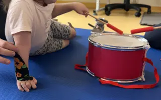 Pomôžme Emke urobiť krok vpred