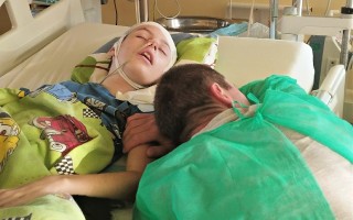 Iba 12-ročný Armin utrpel mozgovú príhodu. Vráťme ho späť do bežného života.