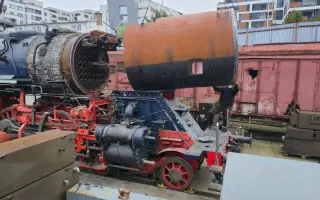 Pomôžte vrátiť najväčší parný rušeň Albatros 498.104 na koľaje.