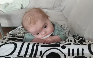 Pre Floriána je aj otočenie na bruško zázrak. Pomôžme mu napredovať!
