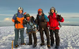 Pomôžte Liborovi a Stanislavovi zdolať antarktický Mount Sidley