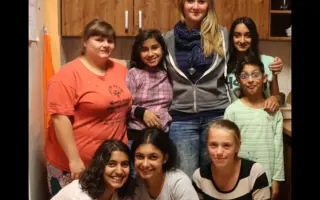 Pomôžme Emily z detského domova si splniť sen a získať vlastné auto