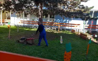 Pomôžme pánovi školníkovi vytvárať krajšie miesto pre deti