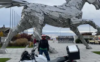 Pomôžme Katke uskutočniť symbolickú cestu cez Alpy na motorke