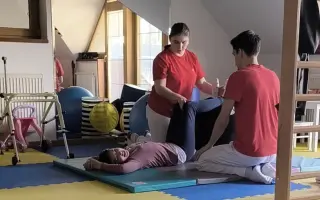 Pomôžme Miuške pokračovať v terapiách, ktoré jej menia život