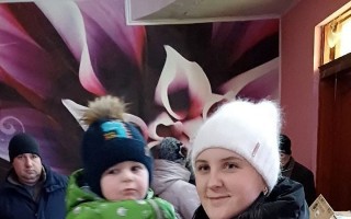 Deťom v Ševčenkove neďaleko frontovej línie: sušené mlieka, plienky a ďalšie