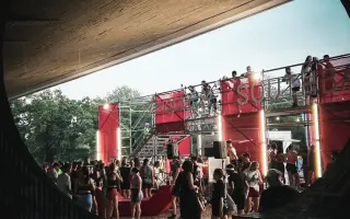 Pomôž vytvoriť bezpečnejší dancefloor, HOT GIRLS HATE SITTING by Kriya