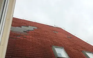 Aby do tried nepršalo – pomôžte študentom zachrániť strechu školy