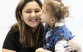 Osemročné kučeravé dievčatko Miška potrebuje našu pomoc