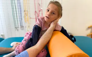 Dve sestry, dva osudy. Pomôžte 10-ročnej Nadji postaviť sa na vlastné nohy. Dve sestry, dva osudy. Pomôžte 10-ročnej Nadji postaviť sa na vlastné nohy.