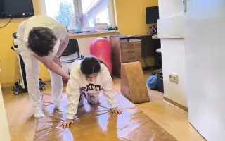 Pomôžme Miuške pokračovať v terapiách, ktoré jej menia život