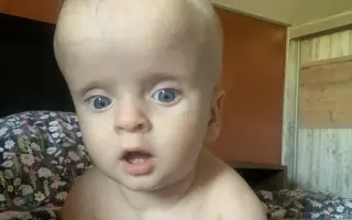 Pomôžme Emanuelkovi postaviť sa na nohy