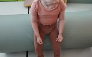 Pomôžme malému Tobiaskovi postaviť sa na nohy
