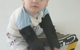 Pomôžme malému Tobiaskovi postaviť sa na nohy