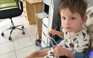 Martinko bojuje s DMO a epilepsiou. Zabezpečme mu potrebné rehabilitácie.