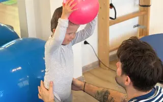 Pomôžme 4-ročnému Samkovi postaviť sa na vlastné nohy Pomôžme 4-ročnému Samkovi postaviť sa na vlastné nohy