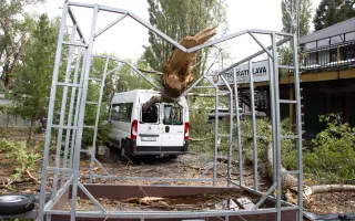 Pomôžme kajakárom. Strom im rozdrvil klubové auto aj prívesný vozík na kajaky.