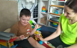 Pomôžme Deniskovi po ťažkej autonehode postaviť sa opäť na nohy