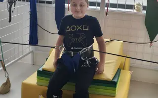 Pomôžme Miškovi so svalovou dystrofiou získať prístup k rehabilitáciám