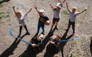Pomôžme deťom hrať sa na zelenom ihrisku!