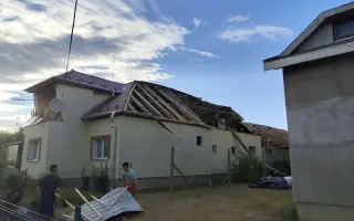 Nová strecha pre starých rodičov: Veterná smršť zničila ich domov, pomôžme im!